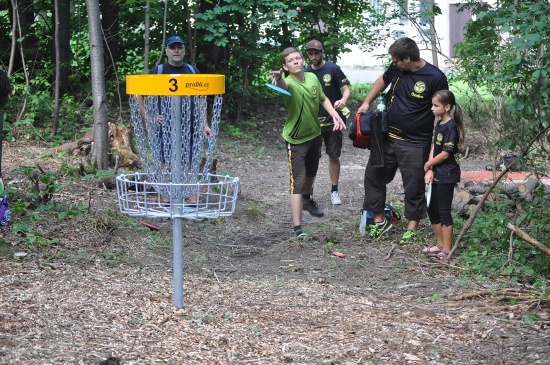 Nové discgolfové hřiště nad kopřivnickým koupalištěm bylo v neděli svědkem prvního turnaje a je již k dispozici široké veřejnosti.
FOTO: KRISTINA ČABLOVÁ