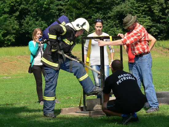 Dobrovolní hasiči v Petřvaldu měřili své síly v závodě TFA. Fyzicky nesmírně náročný závod si vyzkoušelo i osm žen.
FOTO: ILONA MAZALOVÁ