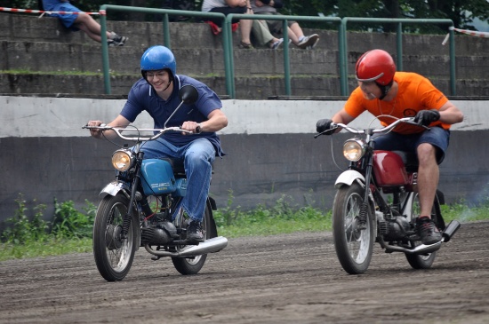 Účastníci motorkářského odpoledne si nenechali v závodě nic zadarmo, ale zároveň si vychutnávali atmosféru vzájemných soubojů.
FOTO: KRISTINA ČABLOVÁ