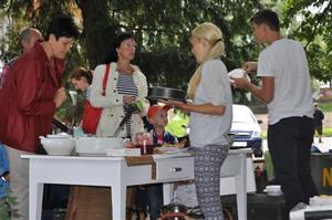 Restaurant Day i napodruhé vzbudil velký zájem Kopřivničanů. Po lahůdkách připravených amatérskými restauratéry se jen zaprášilo.
FOTO: KRISTINA ČABLOVÁ