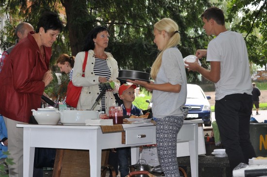Restaurant Day i napodruhé vzbudil velký zájem Kopřivničanů. Po lahůdkách připravených amatérskými restauratéry se jen zaprášilo.
FOTO: KRISTINA ČABLOVÁ