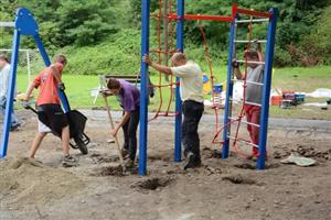 Zaměstnanci stavební firmy instalují vybavení dětského hřiště, které si vybrali sami jeho budoucí uživatelé. Nyní už hřiště v Lubině slouží dětem.
FOTO: DAVID MACHÁČEK