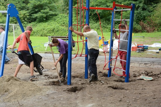 Zaměstnanci stavební firmy instalují vybavení dětského hřiště, které si vybrali sami jeho budoucí uživatelé. Nyní už hřiště v Lubině slouží dětem.
FOTO: DAVID MACHÁČEK