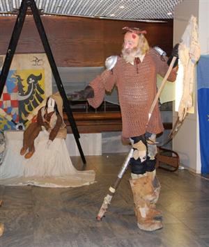 Inscenace Don Quijote de la Ancha se přes původní předpoklad odehrála pod střechou ve vestibulu KDK.
FOTO: DANA HOĎÁKOVÁ