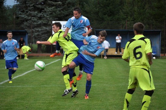 Nespočet vzájemných soubojů byl k vidění v utkání týmů FC Vlčovice-Mniší a FC Libhošť a hra se tím stala o to zajímavější.
FOTO: KRISTINA ČABLOVÁ