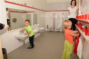 Objekt unikátního školského zařízení Kids Club září novotou. Jeho první dětští klienti zase září spokojeností. Nově otevřená služby pro zaměstnance firmy Brose staví na individuálním přístupu a speciálních programech.
FOTO: DAVID MACHÁČEK