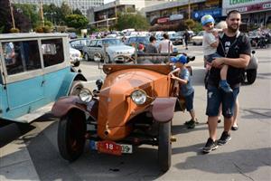 Bezmála sedm desítek historických tatrovek bylo lákadlem pro stovky fanoušků automobilové historie.
FOTO: DAVID MACHÁČEK