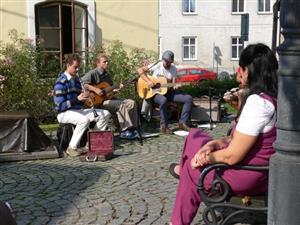 Součástí pouťového víkendu bylo hudební představení frenštátského hudebního seskupení Hot Club Fren, které hrálo před rodným domem Sigmunda Freuda.
FOTO: ILONA MAZALOVÁ