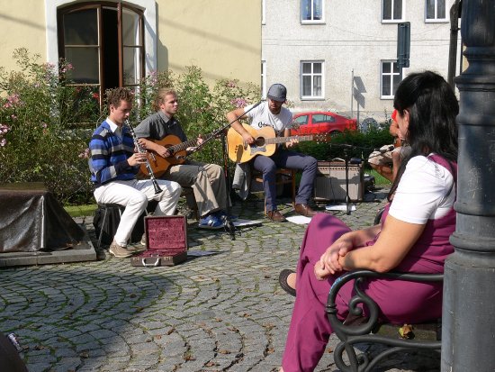 Součástí pouťového víkendu bylo hudební představení frenštátského hudebního seskupení Hot Club Fren, které hrálo před rodným domem Sigmunda Freuda.
FOTO: ILONA MAZALOVÁ