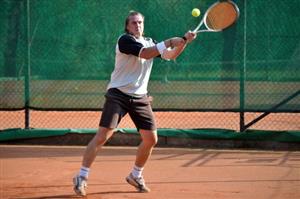 Vlčovický tenisový klub uspořádal turnaj pro neregistrované hráče ve dvouhrách i čtyřhrách a celkem se ho zúčastnilo 9 singlistů a 18 deblistů.
FOTO: KRISTINA ČABLOVÁ