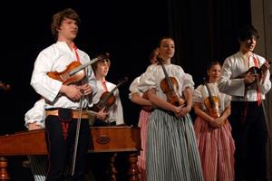 První část oslav stého výročí dostavby Katolického domu bude v režii zdejší cimbálové muziky Pramínky.
FOTO: DAVID MACHÁČEK