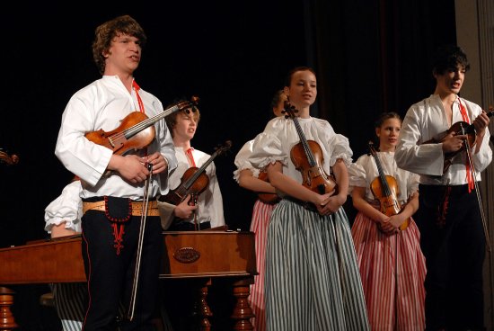 První část oslav stého výročí dostavby Katolického domu bude v režii zdejší cimbálové muziky Pramínky.
FOTO: DAVID MACHÁČEK
