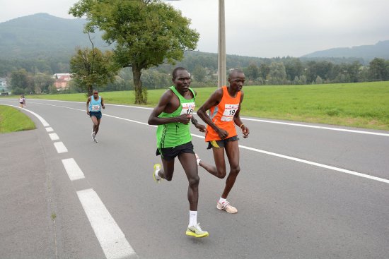 Keňský běžec Gilbert Kipkosgei (č. 18) se hned od startu držel v čele 12. ročníku Běhu rodným krajem Emila Zátopka. Svůj výkon korunoval vítězstvím v čase 1:12:22 hodin. Také další medailové pozice brali běžci z Benedek-Teamu.
FOTO: DAVID MACHÁČEK