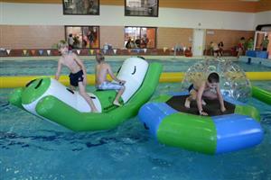 Zrekonstruovaný krytý bazén v Kopřivnici se před týdnem znovu otevřel veřejnosti. V den otevření si lidé užívali nejen volný vstup, ale i řadu atrakcí přímo v bazénu stejně jako před jeho budovou.
FOTO: DAVID MACHÁČEK