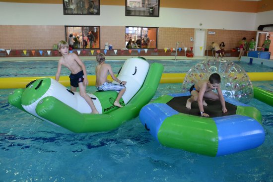 Zrekonstruovaný krytý bazén v Kopřivnici se před týdnem znovu otevřel veřejnosti. V den otevření si lidé užívali nejen volný vstup, ale i řadu atrakcí přímo v bazénu stejně jako před jeho budovou.
FOTO: DAVID MACHÁČEK