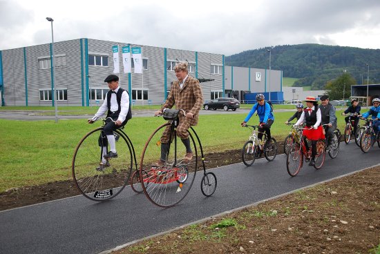 První oficiální vyjížďku po nově otevřené cyklostezce ozvláštnili velocipedisté v historických kostýmech.
FOTO: DANA HOĎÁKOVÁ