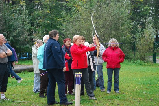V rámci Sportovního dne si mohli senioři vyzkoušet v areálu Vanaivan řadu aktivit, jedna z nich byla střelba z luku na terč.
FOTO: DANA HOĎÁKOVÁ