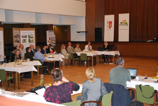 Pracovníci radnice ve spolupráci s lidmi z neziskových organizací v rámci obhajoby před hodnotící komisí demonstrovali na příkladech, co se v Kopřivnici událo nového za poslední rok.
FOTO: DANA HOĎÁKOVÁ