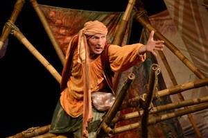 V titulní roli Syndibáda se kopřivnickému publiku představil režisér představení a zároveň principál Divadla Studna Pepíno Kašpar.
FOTO: DAVID MACHÁČEK