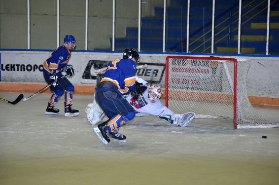 Jedna z mnoha šancí kopřivnických hokejistů, která neskončila gólem za zády bohumínského brankáře. I tak si na domácím ledě připsali tři body za výhru.
FOTO: KRISTINA ČABLOVÁ