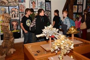 Výsledky výtvarného snažení místních školáků přihlášené do soutěže Svět pohádek, dobrodružství a fantazie bude na Fojtství až do Vánoc.
FOTO: DAVID MACHÁČEK