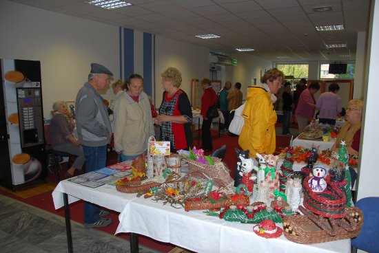 Před týdnem zaplnily stoly ve vestibulu radnice zajímavé a inspirativní výrobky, které senioři vyrobili nejrůznějšími technikami. Ve stejný den proběhla i vernisáž výstavy k 25. výročí klubu pěší turistiky seniorů.
FOTO: DANA HOĎÁKOVÁ