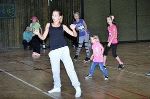 Děti si mohly z množství aktivit vybrat i street dance pod vedením mladé instruktorky. A zúčastnili se nejen děvčata, ale také i dva chlapci.
FOTO: KRISTINA ČABLOVÁ
