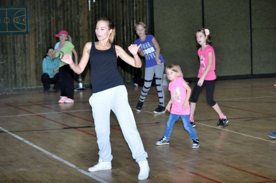 Děti si mohly z množství aktivit vybrat i street dance pod vedením mladé instruktorky. A zúčastnili se nejen děvčata, ale také i dva chlapci.
FOTO: KRISTINA ČABLOVÁ