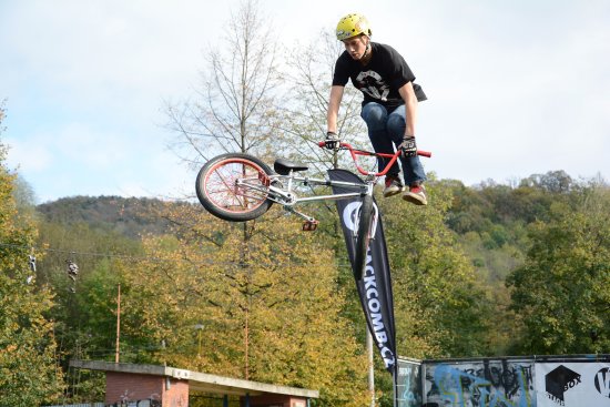 Sedmý ročník závodu ve freestylu na BMX a MTB kolech se v sobotu uskutečnil ve zdejším Skate parku. Do soutěže se přihlásila desítka jezdců, nejúspěšnějším se pak stal Petr Čarnota.
FOTO: DAVID MACHÁČEK