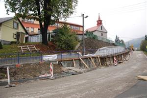 Stavba chodníku pod školou by měla být dokončena do konce tohoto týdne. Poté by se měly děti dostat do školy mnohem bezpečněji.
FOTO: DANA HOĎÁKOVÁ