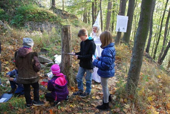 Závěr minulého týdne patřil na Šostýně tradičně strašidlům. Děti pod jejich dohledem plnily řadu soutěžních úkolů. Další podobná akce, tentokrát noční, čeká na návštěvníky už zítra v 17 hodin se startem u Husovy lípy.
FOTO: IVETA FILIPOVÁ