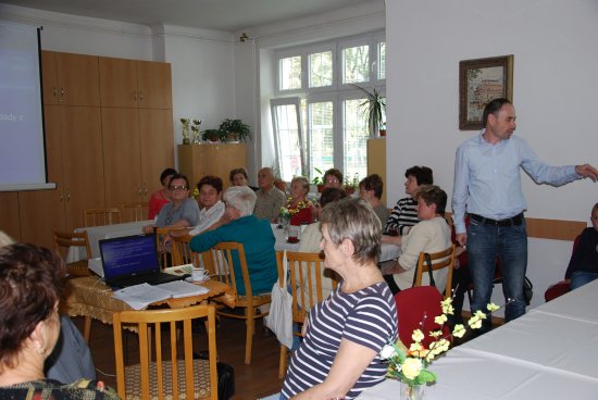 Lektor Richard Pešat během besedy s názvem Pečujeme o své blízké, která proběhla v klubu seniorů, vyzýval její účastníky, aby se podělili o své zkušenosti.
FOTO: DANA HOĎÁKOVÁ