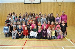 Žáci Základní školy Alšovy obdrželi  od města Kopřivnice šek v hodnotě 10 000 Kč jako finanční příspěvek na nákup sportovního vybavení.
FOTO: KRISTINA ČABLOVÁ