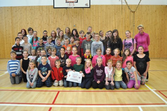 Žáci Základní školy Alšovy obdrželi  od města Kopřivnice šek v hodnotě 10 000 Kč jako finanční příspěvek na nákup sportovního vybavení.
FOTO: KRISTINA ČABLOVÁ