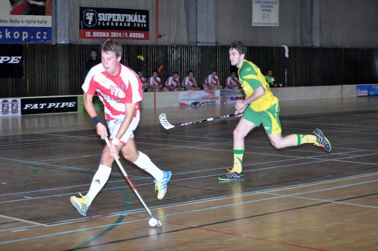 Paskovský hráč marně stíhá Zdeňka Matúše (č. 17), který se dostal do samostatného úniku. Následným gólem zařídil Kopřivnici dvoubrankové vedení.
FOTO: KRISTINA ČABLOVÁ