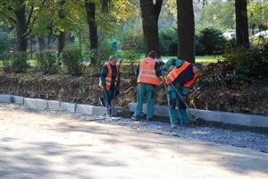 Pracovníci Slumeka usazují obruby nového parkovacího stání na ulici Sadové. Práce by měli dokončit do  17. listopadu. Nové parkoviště má usnadnit situace odstavení osobních vozů.   
FOTO: DANA HOĎÁKOVÁ