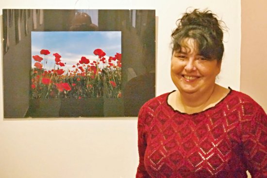 Stanislava Slováková při vernisáži v Galerii Lara na Čeladné. Její výstava Kouzlo okamžiku potrvá do 3. prosince.
FOTO: RADEK SLOVÁK