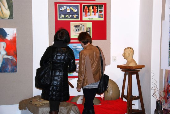 Školní galerii ve vestibulu Základní umělecké školy Zdeňka Buriana výjimečně nezdobí díla jejich žáků, ale svou tvorbu zde prezentují jejich učitelé.
FOTO: DANA HOĎÁKOVÁ