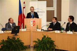 Dosavadní starosta Kopřivnice Josef Jalůvka zahajuje první povolební zasedání zastupitelstva města. Akt sledují tři nováčci v zastupitelských funkcích z hnutí ANO 2011, zleva Václav Lichnovský, Vladan Rek a Vladan Resner.
FOTO: DAVID MACHÁČEK