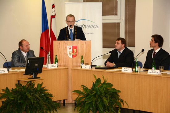 Dosavadní starosta Kopřivnice Josef Jalůvka zahajuje první povolební zasedání zastupitelstva města. Akt sledují tři nováčci v zastupitelských funkcích z hnutí ANO 2011, zleva Václav Lichnovský, Vladan Rek a Vladan Resner.
FOTO: DAVID MACHÁČEK