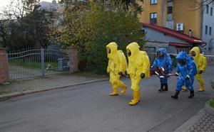 Dvě jednotky hasičů se zúčastnily taktického cvičení, jehož úkolem byla záchrana osob ze čpavkem zamořeného prostoru strojovny zimního stadionu.
FOTO: DANA HOĎÁKOVÁ