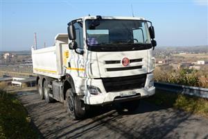 Jeden z testovaných prototypů Tatry Phoenix se specifikací Euro 6. Skuteční znalci tatrovek novou modelovou řadu poznají i podle drobných změn ve vizáži vozu.
FOTO: DAVID MACHÁČEK