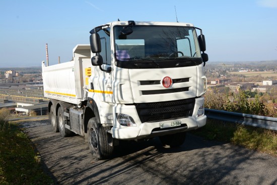Jeden z testovaných prototypů Tatry Phoenix se specifikací Euro 6. Skuteční znalci tatrovek novou modelovou řadu poznají i podle drobných změn ve vizáži vozu.
FOTO: DAVID MACHÁČEK