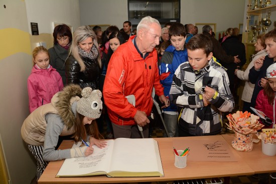 Stovky lidí využily možnosti a v závěru lampionového průvodu 17. listopadu si prohlédly také slavnostně znovu otevřenou ZŠ E. Zátopka. Mnozí se také zvěčnili do pamětní knihy.
FOTO: DAVID MACHÁČEK