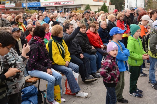 Lidé v centru Kopřivnice s prezidentem diskutovali víc jak půl hodiny. 
FOTO: DAVID MACHÁČEK