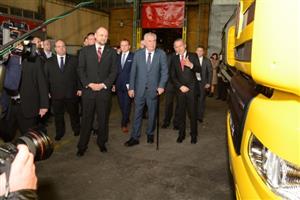 Mezi schůzkou s vedením a zaměstnanci Tatry si Miloš Zeman krátce prohlédl aktuální výrobní program zdejší automobilky.
FOTO: DAVID MACHÁČEK