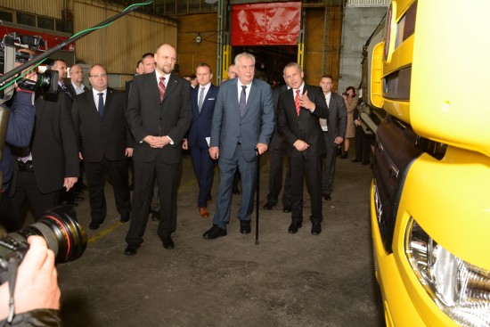 Mezi schůzkou s vedením a zaměstnanci Tatry si Miloš Zeman krátce prohlédl aktuální výrobní program zdejší automobilky.
FOTO: DAVID MACHÁČEK