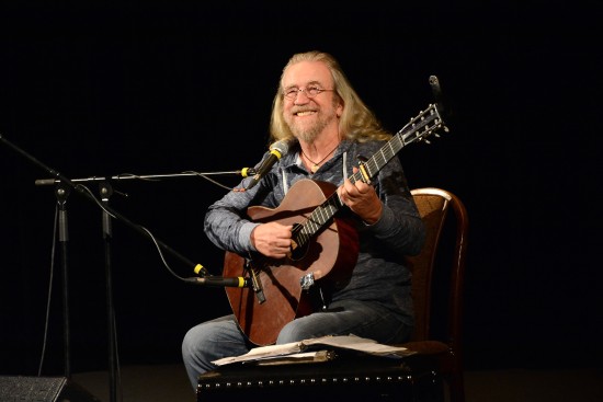 Koncert Jaroslava Hutky v Kopřivnici byl součástí připomínky pětadvacátého výročí revoluce z listopadu 1989. Písničkář zazpíval své nejznámější skladby i novinky z posledních let. FOTO: DAVID MACHÁČEK