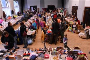 Rekordní účast prodejců i nakupujících zaznamenali pořadatelé v pořadí již pátého ’blešáku’ v Katolickém domě. Akce se stále víc profiluje nejen jako prodejní, ale i společenská událost.
FOTO: DAVID MACHÁČEK