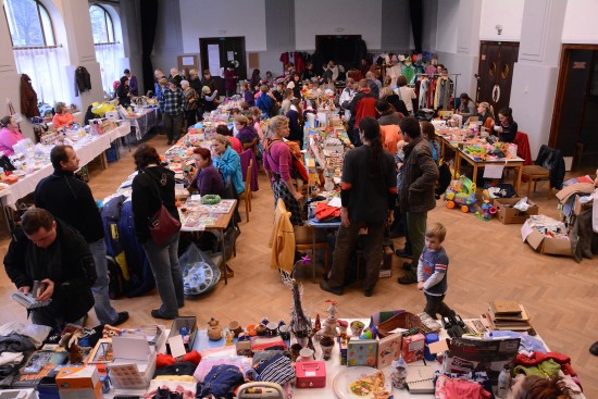 Rekordní účast prodejců i nakupujících zaznamenali pořadatelé v pořadí již pátého ’blešáku’ v Katolickém domě. Akce se stále víc profiluje nejen jako prodejní, ale i společenská událost.
FOTO: DAVID MACHÁČEK